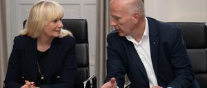 Iris Spranger (SPD), Berliner Senatorin für Inneres und Sport, und Kai Wegner (CDU), Regierender Bürgermeister von Berlin, unterhalten sich zum Auftakt des Berliner «Sicherheitsgipfel» im Roten Rathaus. Thema des Treffens soll die Sicherheitslage in Berlin - insbesondere am Görlitzer Park und am Leopoldplatz. +++ dpa-Bildfunk +++