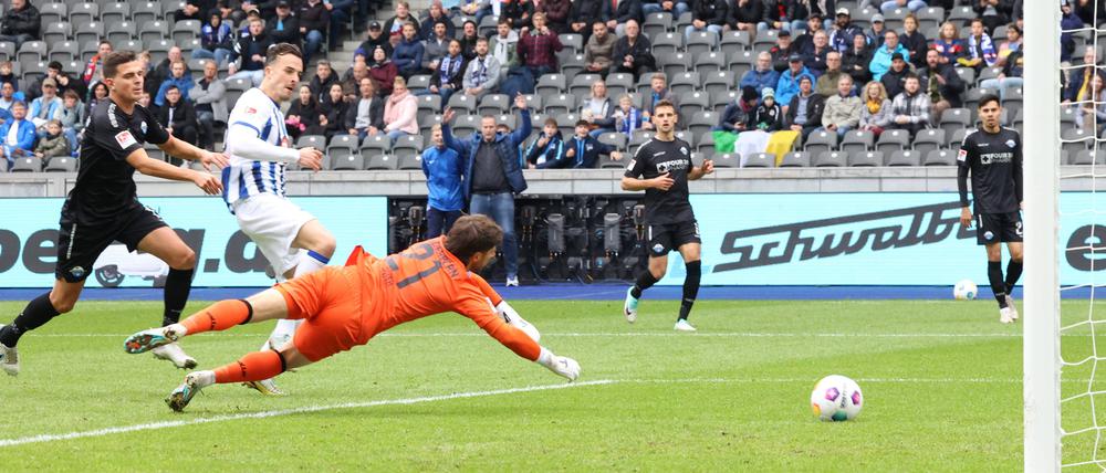 In der 11. Minute erzielt Haris Tabakovic das 1:0 für Hertha BSC.