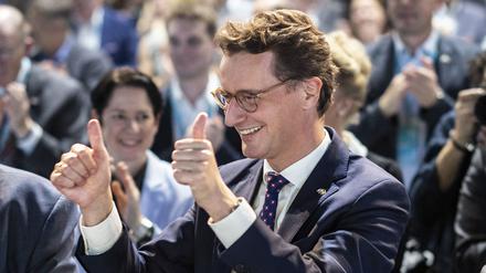 Hendrik Wüst (CDU), Ministerpräsident von Nordrhein-Westfalen (Mitte), wird als Vorsitzender der NRW-CDU  beim Landesparteitag der CDU Nordrhein-Westfalen wiedergewählt.