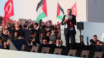 Turkish President Tayyip Erdogan speaks during a rally in solidarity with Palestinians in Gaza, amid the ongoing conflict between Israel and the Palestinian Islamist group Hamas, in Istanbul, Turkey October 28, 2023. REUTERS/Dilara Senkaya
