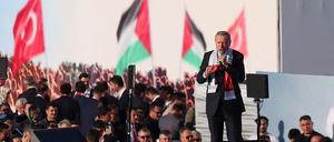 Turkish President Tayyip Erdogan speaks during a rally in solidarity with Palestinians in Gaza, amid the ongoing conflict between Israel and the Palestinian Islamist group Hamas, in Istanbul, Turkey October 28, 2023. REUTERS/Dilara Senkaya