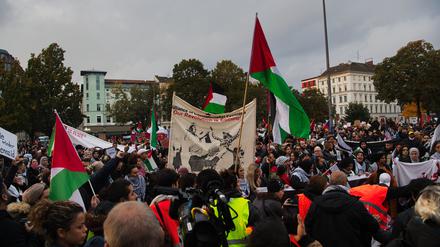 Mehrere Tausend Menschen ziehen bei einer Pro-Palästina-Demonstration unter starkem Polizeischutz durch Kreuzberg.