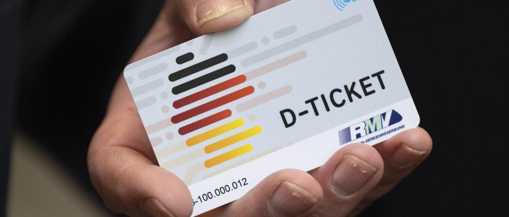 Ein Deutschlandticket im Chipkartenformat.