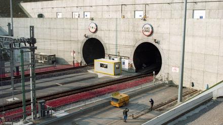 Einfahrt des Eurotunnels bei Calais, Frankreich
