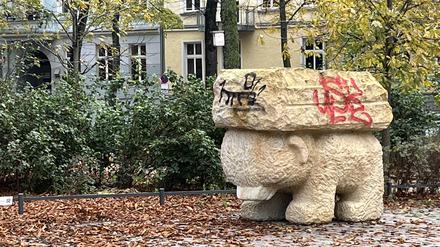 Bildhauer Stefan Rinck hat die Skulptur geschaffen. Sie heißt „Why I bear /Grosser Lastenbär“. 