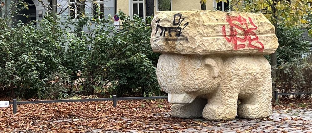 Bildhauer Stefan Rinck hat die Skulptur geschaffen. Sie heißt „Why I bear /Grosser Lastenbär“.