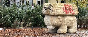 Bildhauer Stefan Rinck hat die Skulptur geschaffen. Sie heißt „Why I bear /Grosser Lastenbär“.