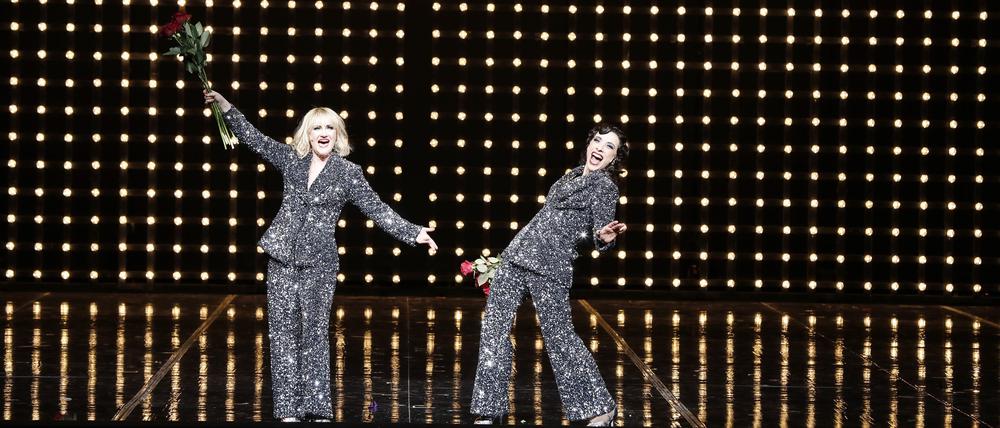 Katherine Mehrling (links) und Ruth Brauer-Kvam im Musical „Chicago“ im Berliner Schillertheater.