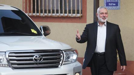 Ismail Hanijah (links), Chef der Hamas, geht mit Mohammed Al Emadi (r), dem Botschafter Katars für die Palästinensischen Autonomiegebiete, aus dem Haus.