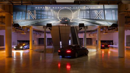 In der Zukunftswelt „NOX“, die der Künstler Lawrence Lek im ehemaligen Kranzler Eck inszeniert, schmeißen selbstfahrende, superintelligente Autos den Laden. 