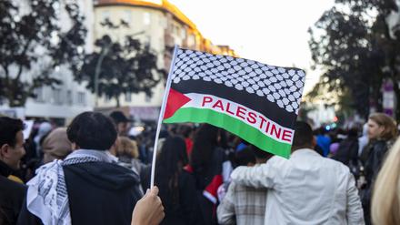 Menschen nehmen einer Demonstration in Solidarität mit Palaestina am Kottbusser Damm in Berlin Kreuzberg am 21. Oktober 2023 teil. 