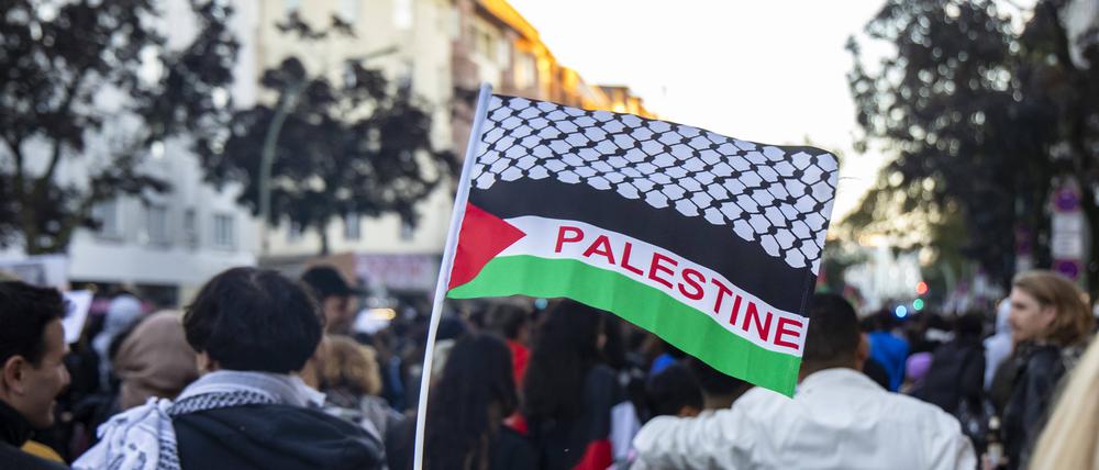 Menschen nehmen einer Demonstration in Solidarität mit Palaestina am Kottbusser Damm in Berlin Kreuzberg am 21. Oktober 2023 teil.
