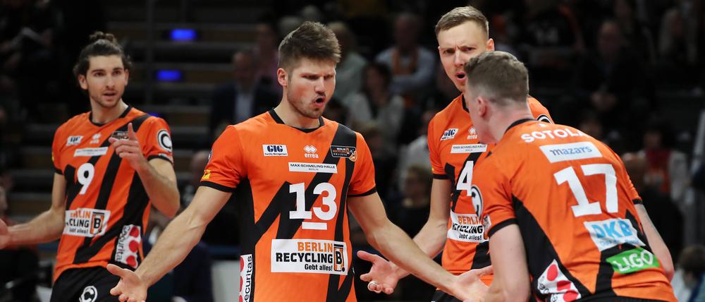 Mit breiter Brust. Die Volleys sind bislang ungeschlagen und wollen wieder den Titel verteidigen.