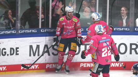 Blaine Byron feiert mit den Kollegen den ersten von zwei Treffern gegen Straubing.
