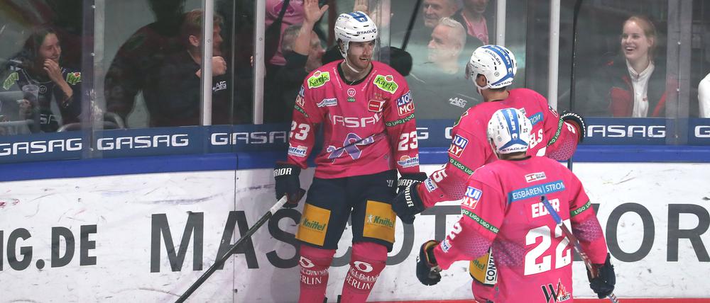 Blaine Byron feiert mit den Kollegen den ersten von zwei Treffern gegen Straubing.