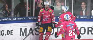 Blaine Byron feiert mit den Kollegen den ersten von zwei Treffern gegen Straubing.