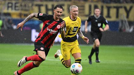 Viele rasante Duelle gab es im Duell Frankfurt gegen Dortmund, wie hier zwischen Robin Koch (l.) und Marco Reus.