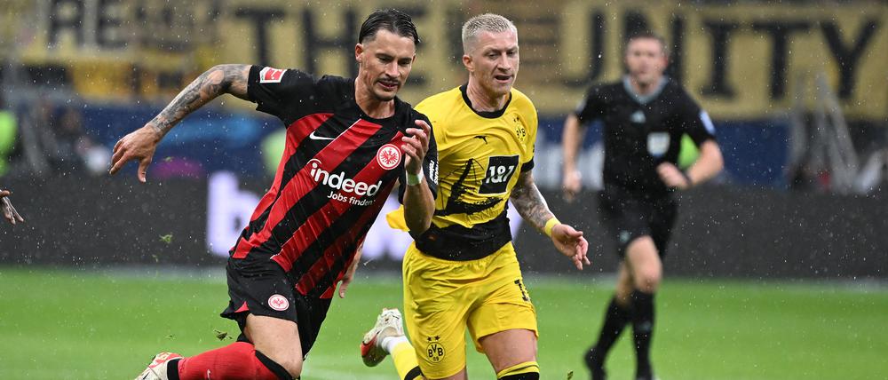 Viele rasante Duelle gab es im Duell Frankfurt gegen Dortmund, wie hier zwischen Robin Koch (l.) und Marco Reus.