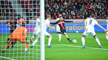 Florian Wirtz erzielt das Tor zum 1:0.