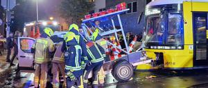 Eine Straßenbahn ist in Berlin-Weißensee mit zwei Fahrzeugen zusammengestoßen und entgleist.