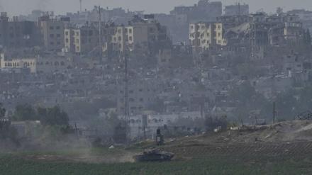 Israelische Panzer fahren entlang der israelischen Grenze zum Gazastreifen in Stellung.