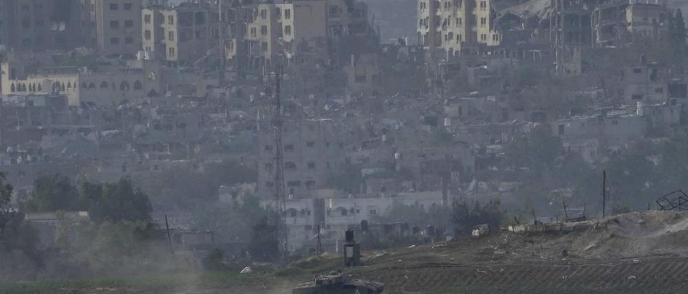 Israelische Panzer fahren entlang der israelischen Grenze zum Gazastreifen in Stellung.