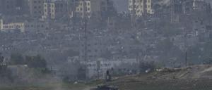 Israelische Panzer fahren entlang der israelischen Grenze zum Gazastreifen in Stellung.