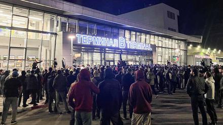 Antiisraelische Ausschreitungen auf dem Flughafen Machatschkala in der muslimisch geprägten Kaukasusrepublik Dagestan.