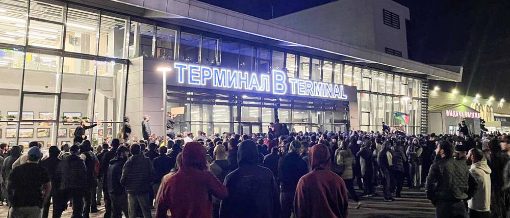 Antiisraelische Ausschreitungen auf dem Flughafen Machatschkala in der muslimisch geprägten Kaukasusrepublik Dagestan.