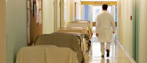 Unbenutzte Betten stehen im Klinikum Göttingen auf dem Flur (Symbolbild).