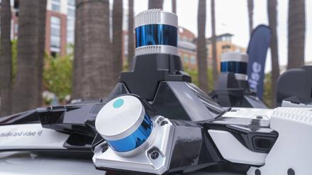 Details eines selbstfahrenden Fahrzeugs der Firma Cruise in San Francisco. In Japan wurde ein Pilotprojekt mit selbstfahrenden Kleinbussen nach einem Unfall vorerst gestoppt.