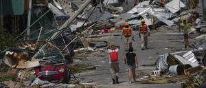 Trümmer liegen auf einer Straße, nachdem Hurrikan Otis über Acapulco, Mexiko, hinweggefegt ist. 