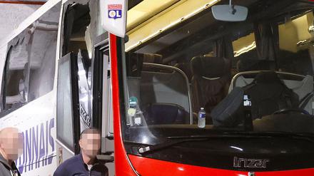 Der zerstörte Mannschaftsbus von Olympique Lyon.