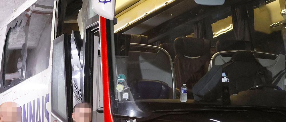 Der zerstörte Mannschaftsbus von Olympique Lyon.