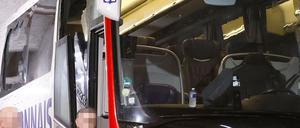 Der zerstörte Mannschaftsbus von Olympique Lyon.