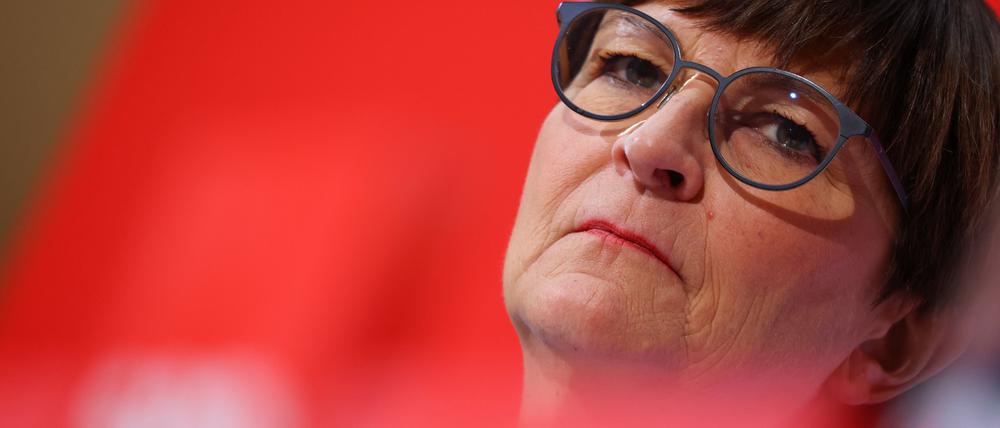 Saskia Esken bei einer Pressekonferenz in der Parteizentrale in Berlin. Die SPD-Parteichefin spricht sich aufgrund aktueller Krisen für ein Aussetzen der Schuldenbremse aus. (Archivfoto)