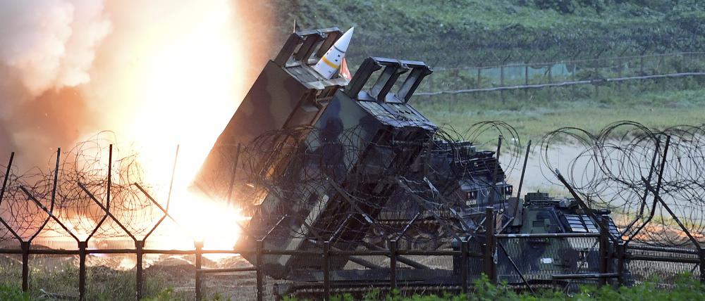 Atacms-Raketen werden abgefeuert.