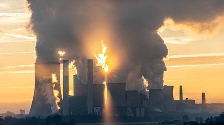 Auch das Braunkohle-Kraftwerk Niederaußem in Bergheim (NRW) soll schrittweise bis 2030 abgeschaltet werden. 