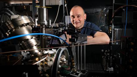 Der Physiker Winfried Hensinger konstruiert Quantencomputer, die heutige Supercomputer bei Weitem übertreffen könnten.
