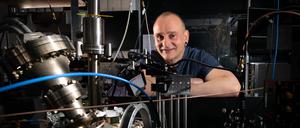 Der Physiker Winfried Hensinger konstruiert Quantencomputer, die heutige Supercomputer bei Weitem übertreffen könnten.