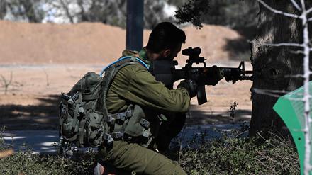 Ein Soldat sichert eine Stellung im Kibbuz Nir Oz, einer der israelischen Gemeinden in der Nähe des Gazastreifens, die am 7. Oktober von der militanten palästinensischen Gruppe Hamas angegriffen wurden. 