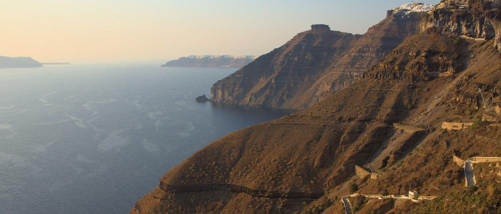 Landschaft der heutigen Caldera von Santorin unweit des Unterseevulkans Kolumbo.