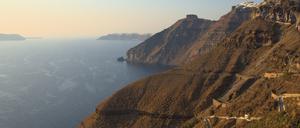Landschaft der heutigen Caldera von Santorin unweit des Unterseevulkans Kolumbo.
