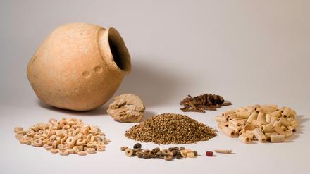 Der Hortfund von Tell Hujayrat al-Ghuzlan (Jordanien). Diese Perlen waren in dem mit einem Tonpfropfen versiegelten Gefäß im Fundament eines über 5000 Jahre alten Hauses deponiert.