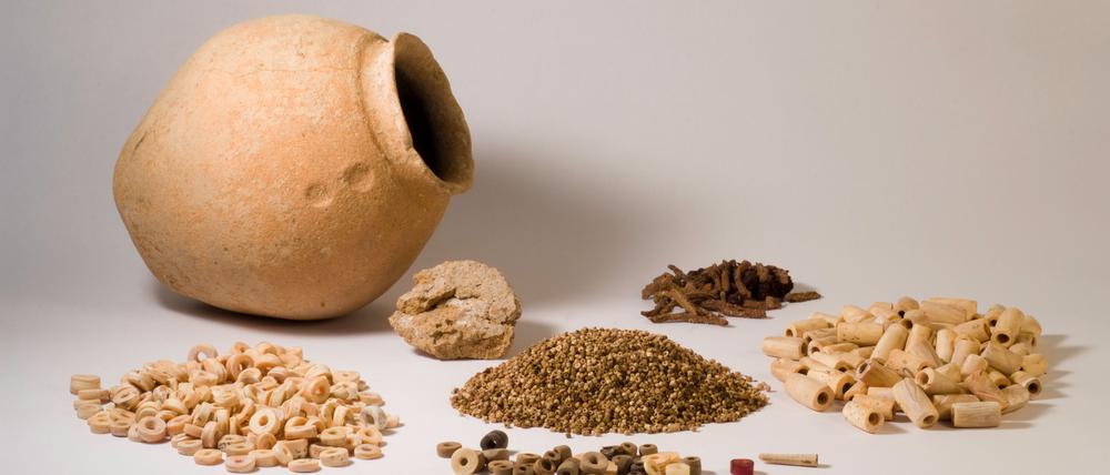 Der Hortfund von Tell Hujayrat al-Ghuzlan (Jordanien). Diese Perlen waren in dem mit einem Tonpfropfen versiegelten Gefäß im Fundament eines über 5000 Jahre alten Hauses deponiert.