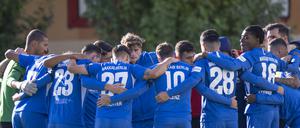 15.10.2023, Berlin: Fußball: Landespokal Berlin, Berolina Stralau - Makkabi Berlin. Spieler von Makkabi Berlin stehen vor dem Anpfiff auf dem Spielfeld und tragen Armbinden aus schwarzem Stoff. Das Spiel findet aufgrund der Eskalation des Nahost-Konflikts unter enormen Sicherheitsvorkehrungen statt. Foto: Monika Skolimowska/dpa +++ dpa-Bildfunk +++
