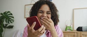 Zum Lachen oder bitterernst? Ob Social Media Kindern und Jugendlichen schadet, ist umstritten.