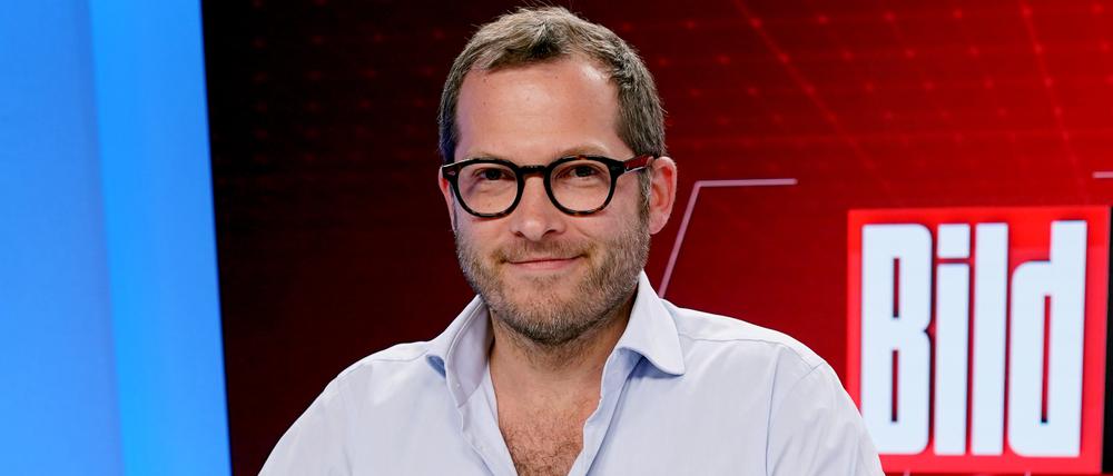 ARCHIV - 16.08.2021, Berlin: Julian Reichelt, damals Chefredakteur der «Bild», steht im Studio des TV-Senders «Bild». (zu dpa: Staatsanwaltschaft: Ermittlungen gegen Ex-«Bild»-Chef eingestellt) Foto: Jörg Carstensen/dpa +++ dpa-Bildfunk +++