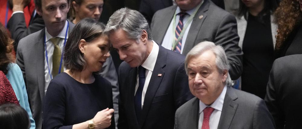 Die deutsche Außenministerin Annalena Baerbock spricht mit US-Außenminister Antony Blinken. António Guterres, Generalsekretär der Vereinten Nationen, steht rechts.