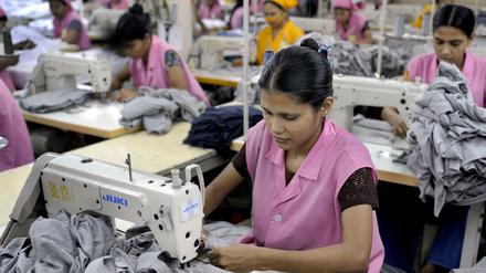 Arbeiterinnen in der Textilindustrie in Bangladesch. Am Montag demonstrierten tausende Beschäftigte, teils gewaltsam, für höhere Löhne.